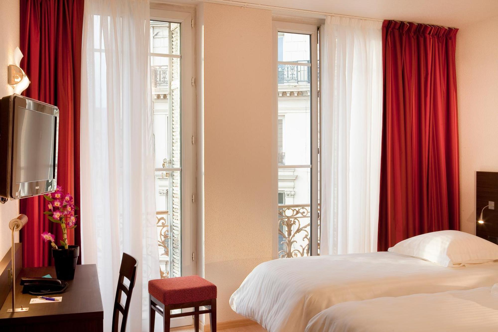 Deluxe Twin Room with Old Port Side View